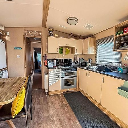 Lovely 6 Berth Caravan With Decking To The Side In Heacham Ref 21040E Zewnętrze zdjęcie