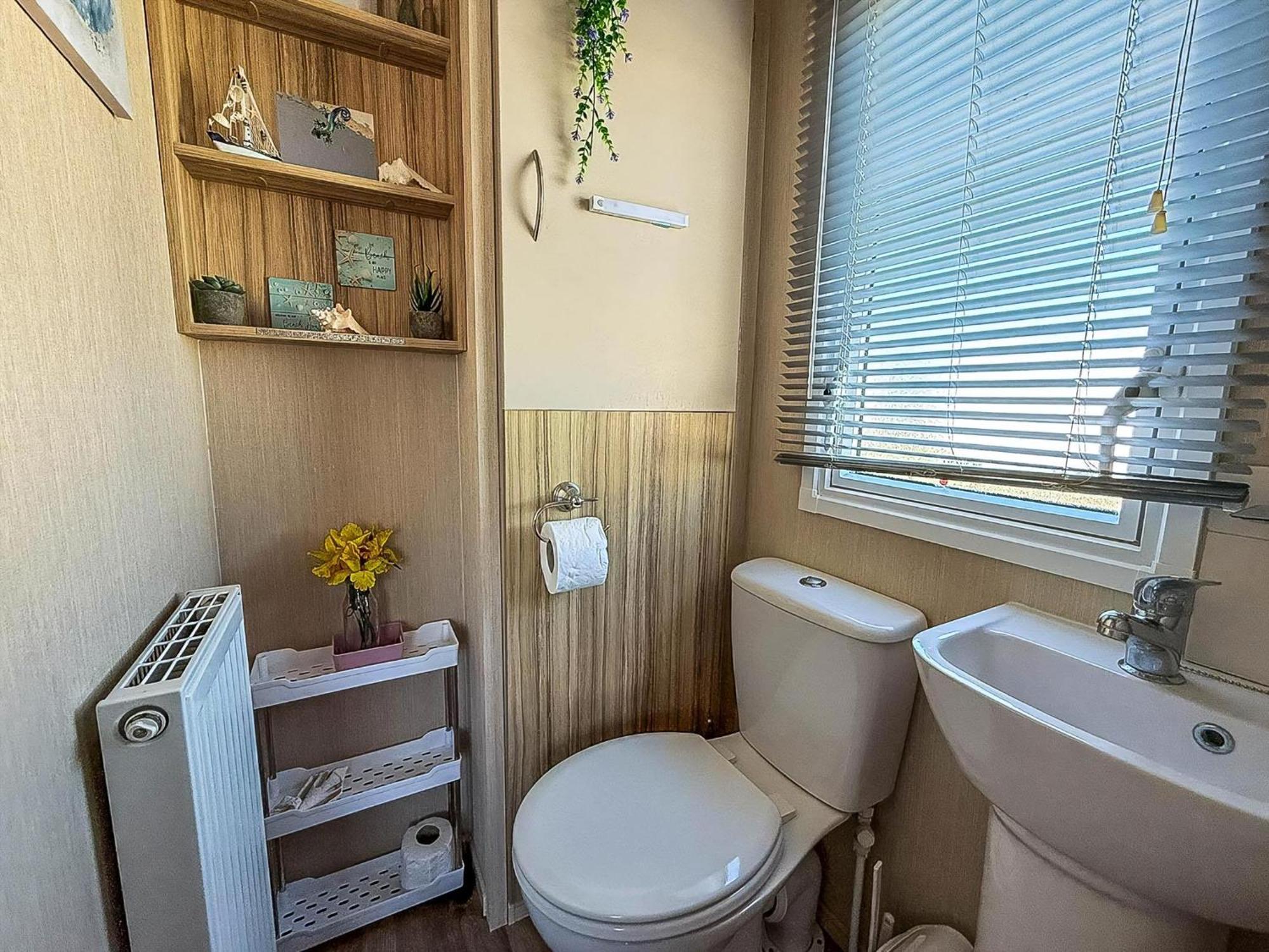 Lovely 6 Berth Caravan With Decking To The Side In Heacham Ref 21040E Zewnętrze zdjęcie