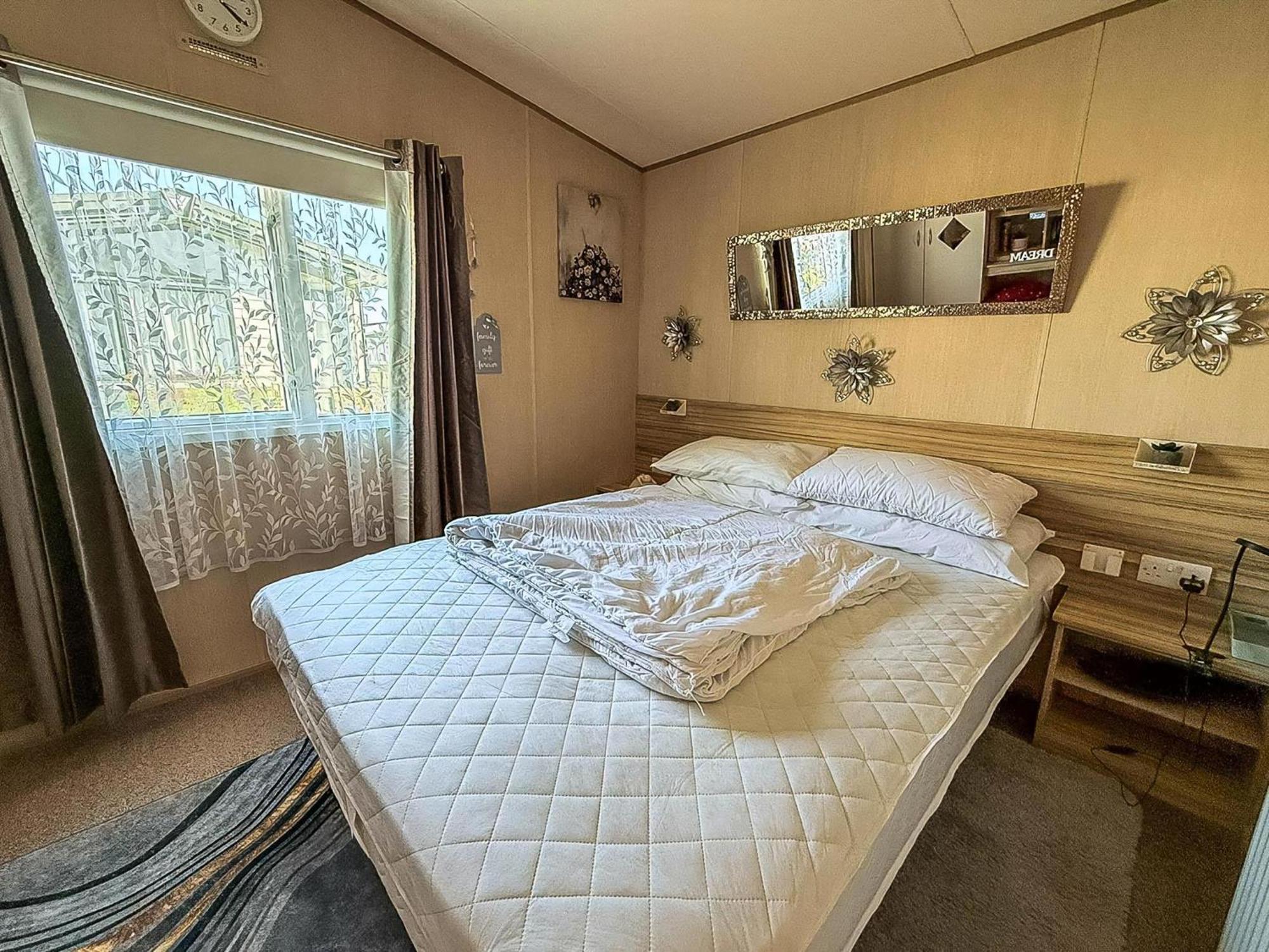 Lovely 6 Berth Caravan With Decking To The Side In Heacham Ref 21040E Zewnętrze zdjęcie