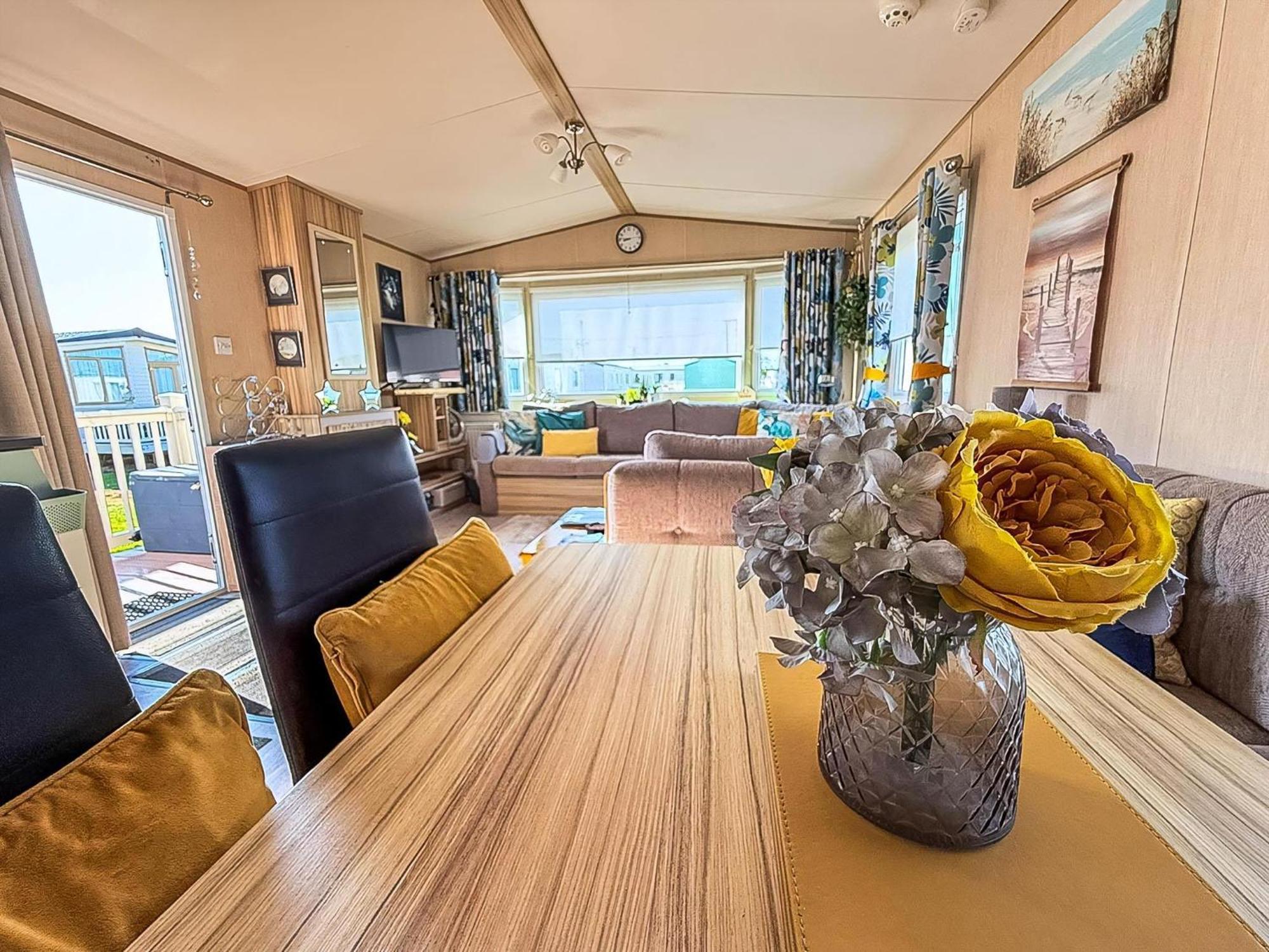Lovely 6 Berth Caravan With Decking To The Side In Heacham Ref 21040E Zewnętrze zdjęcie