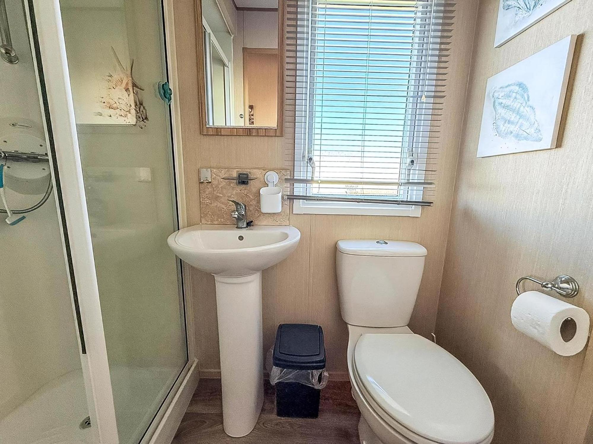 Lovely 6 Berth Caravan With Decking To The Side In Heacham Ref 21040E Zewnętrze zdjęcie