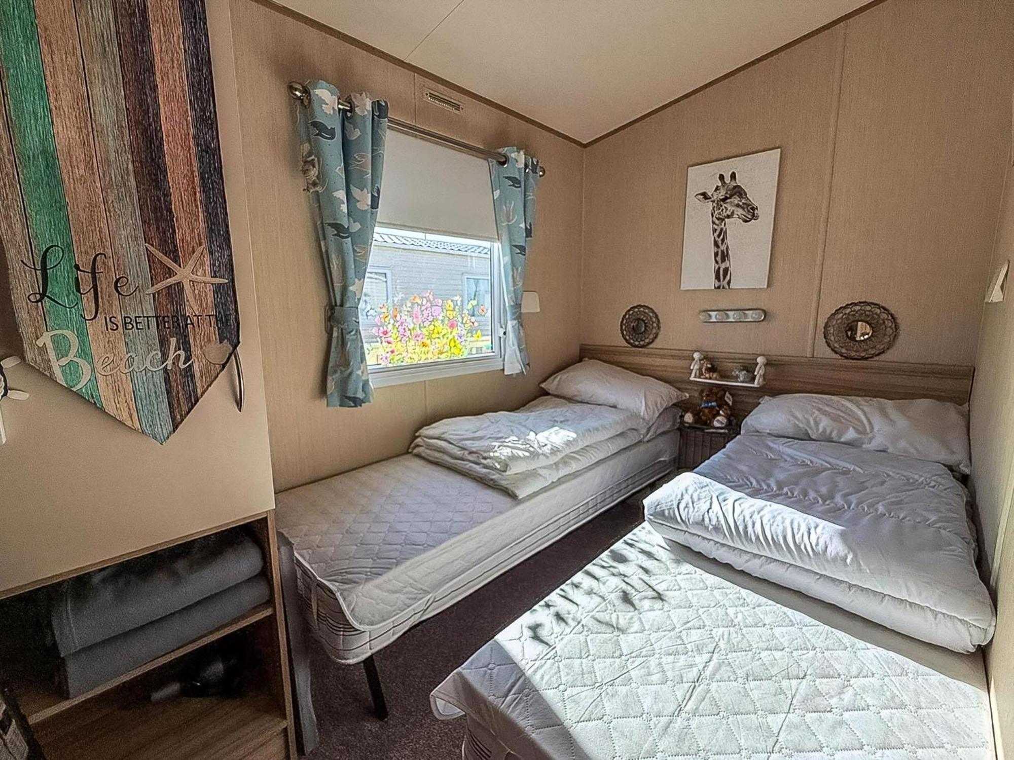 Lovely 6 Berth Caravan With Decking To The Side In Heacham Ref 21040E Zewnętrze zdjęcie